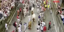 Corsa dei tori a Pamplona, almeno 13 feriti: schiacciati e incornati dagli animali