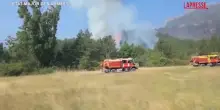 Francia, vigili del fuoco impegnati a spegnere incendi nel sud