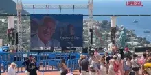 Peppino di Capri, labbraccio dellisola: folla e applausi per l&rsquo;ultimo saluto all&rsquo;artista