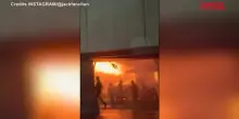 Thailandia, le immagini dellincendio nel pub a Bangkok: fiamme devastano il locale
