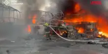 Ucraina, attacco russo su Odessa: vigili del fuoco impegnati a spegnere le fiamme