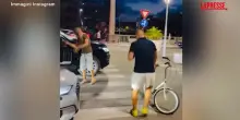 Ascoli Piceno, militante di Futuro Nazionale Giuseppe Barboni picchia uomo che blocca traffico: il video