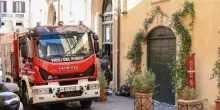 Roma, incendio in una palazzina al Portuense: fiamme domate e quattro persone in ospedale per accertamenti