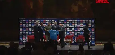 Napoli, Allegri e De Laurentiis con la maglia del centenario sul palco del San Carlo
