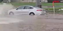 Louisiana, strade allagate e auto bloccate: il video
