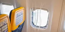 Finestrino esploso su volo Ryanair, il racconto della moglie del ferito: &ldquo;Non &egrave; in grado di comunicare&rdquo;