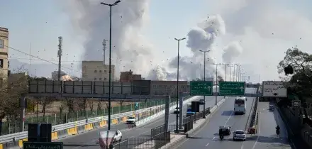Iran, nuovi raid Usa. Teheran risponde con missili su Bahrein, Kuwait e Giordania
