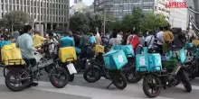 Milano, protesta dei rider davanti alla Stazione Centrale