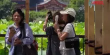 Giappone, grande caldo a Tokyo: residenti con mini ventilatori e asciugamani rinfrescanti