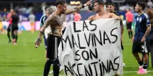 Inghilterra-Argentina, lo striscione sulle Malvinas ai Mondiali 2026 diventa un caso