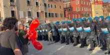 Venezia, scontri tra polizia e manifestanti al corteo contro lo yacht Boardwalk