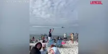 Florida, jet della Marina "sfiora" i bagnanti sulla spiaggia e fa volare via sedie e tende