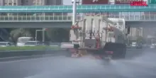 Caldo in Cina, camion spruzzano acqua sulle strade nella citt&agrave; di Urumqi