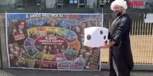 Milano: flash mob famiglie sospese davanti al Palazzo di Giustizia, simulato il gioco delloca