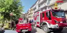 Cosenza, esplosione in un appartamento: l&rsquo;intervento dei vigili del fuoco
