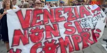La protesta contro il mega yacht Boardwalk: "Venezia non si Usa"
