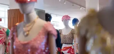 Seconda vita ai capi di abbigliamento invenduti, scatta il divieto per le imprese di moda di mandarli al macero