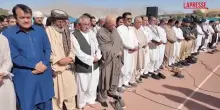 Pakistan, migliaia di persone ai funerali degli agenti uccisi dagli insorti