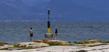 Si tuffa nel lago a Sirmione per salvare un bambino e non riemerge: disperso un uomo