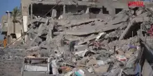 Gaza, edificio distrutto a Deir al-Balah dopo l&rsquo;ordine di evacuazione