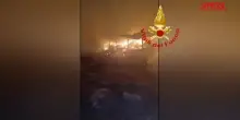 Sardegna, incendio in un capannone di fieno: vigili del fuoco al lavoro