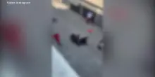 Bologna, muore un 43enne durante l&rsquo;intervento della polizia: il video del fermo