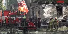 Ucraina, Kiev sotto attacco russo: i soccorsi tra le macerie