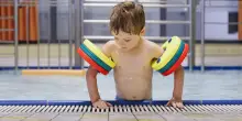 Bambini in piscina o al mare, bastano 3-6 minuti per annegare