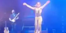 Noemi cade dal palco e finisce in ospedale: come sta la cantante