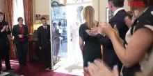 Gran Bretagna, Andy Burnham entra al numero 10 di Downing Street: accolto dallapplauso dei funzionari