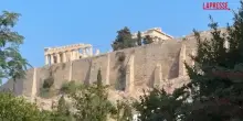 Atene, uomo accoltella due turisti greco-americani vicino allAcropoli: fermato