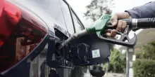 Prezzi carburanti ancora su, pressing dei consumatori per taglio accise