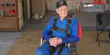 New York: veterano di 105 anni festeggia compleanno lanciandosi con il paracadute