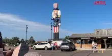 Usa, inaugurato in Minnesota lo schiaccianoci pi&ugrave; alto del mondo