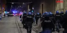 Bologna, guerriglia al corteo per Fakir: 11 feriti lievi e auto in fiamme