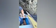Capri, barca urta scogli in Grotta Azzurra: paura per due turisti americani