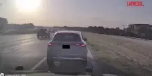 Usa, poliziotto salva automobilista da un&rsquo;auto in fiamme in Texas