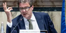 Tassa sui pacchi, Giorgetti: &ldquo;Si cumuler&agrave; con dazio Ue&rdquo;. Ecco quanto coster&agrave;