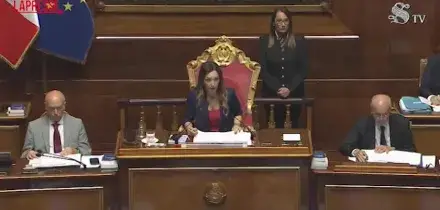Caso Delmastro, M5S al Senato occupa banchi governo: cartelli "fuori le chat"