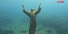 San Fruttuoso, i sommozzatori puliscono la statua del Cristo degli Abissi
