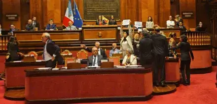 Caso Delmastro, no della Giunta al sequestro delle chat con Caroccia: M5S occupa i banchi del governo in Senato