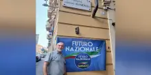 Genova, militante di Futuro Nazionale cancella il nome di Carlo Giuliani dalla targa di Piazza Alimonda