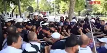 Albania, tensione alla manifestazione contro Edi Rama: polizia usa idranti per disperdere la folla