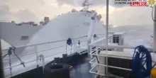 Guardia costiera cinese attacca con idranti ad acqua nave del governo delle Filippine