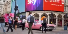 Londra, la cadillac rosa di Barbie sfreccia nella metropoli
