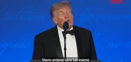 Trump show a cena corrispondenti, indossa il cappellino rosso e dice: "Mi candider&ograve; ancora per la quarta volta"