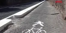 Roma, il cordolo sulla Via Appia Antica divide i cittadini. Ma pedoni e ciclisti si sentono pi&ugrave; sicuri