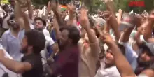 India, il ministro dellIstruzione si dimette: la gioia dei ragazzi del movimento "Cockroach"