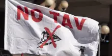 No Tav, assalto ai cantieri: a Salbertrand lanci di lacrimogeni da parte degli agenti schierati
