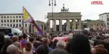 Pride Berlino, un minuto di silenzio alla Porta di Brandeburgo per le vittime